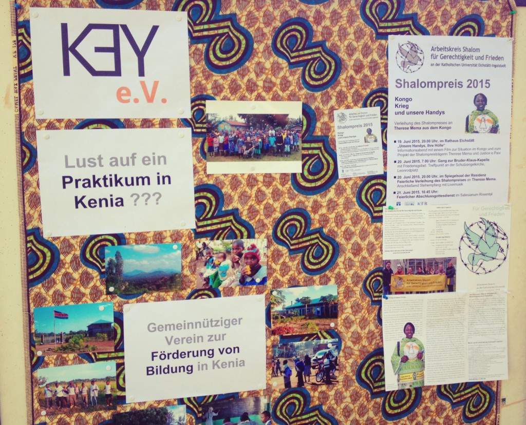 Unsere afrikanische Wand fiel zwischen den ganzen weißen Stellwänden auf. Rechts Informationsmaterial des AK Shalom, links Fotos aus Kenia und unser Vereinslogo.