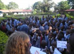 Maggie und Simon verteilen Briefe an die Kinder in Kenia. Schulleiterin Sister Josephine (links) unterstützt sie dabei.