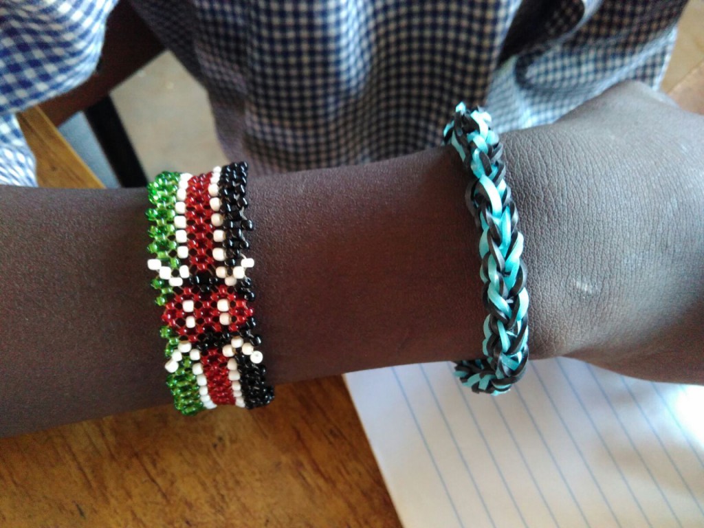 Ein Loom-Band aus Deutschland befindet sich jetzt direkt neben einem Armband mit der kenianische Flagge