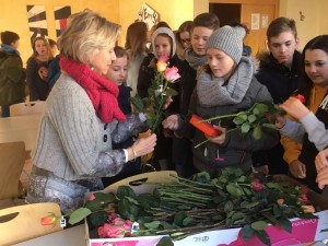 Simone Monthuley beim Verkauf der Fairtrade Rosen 